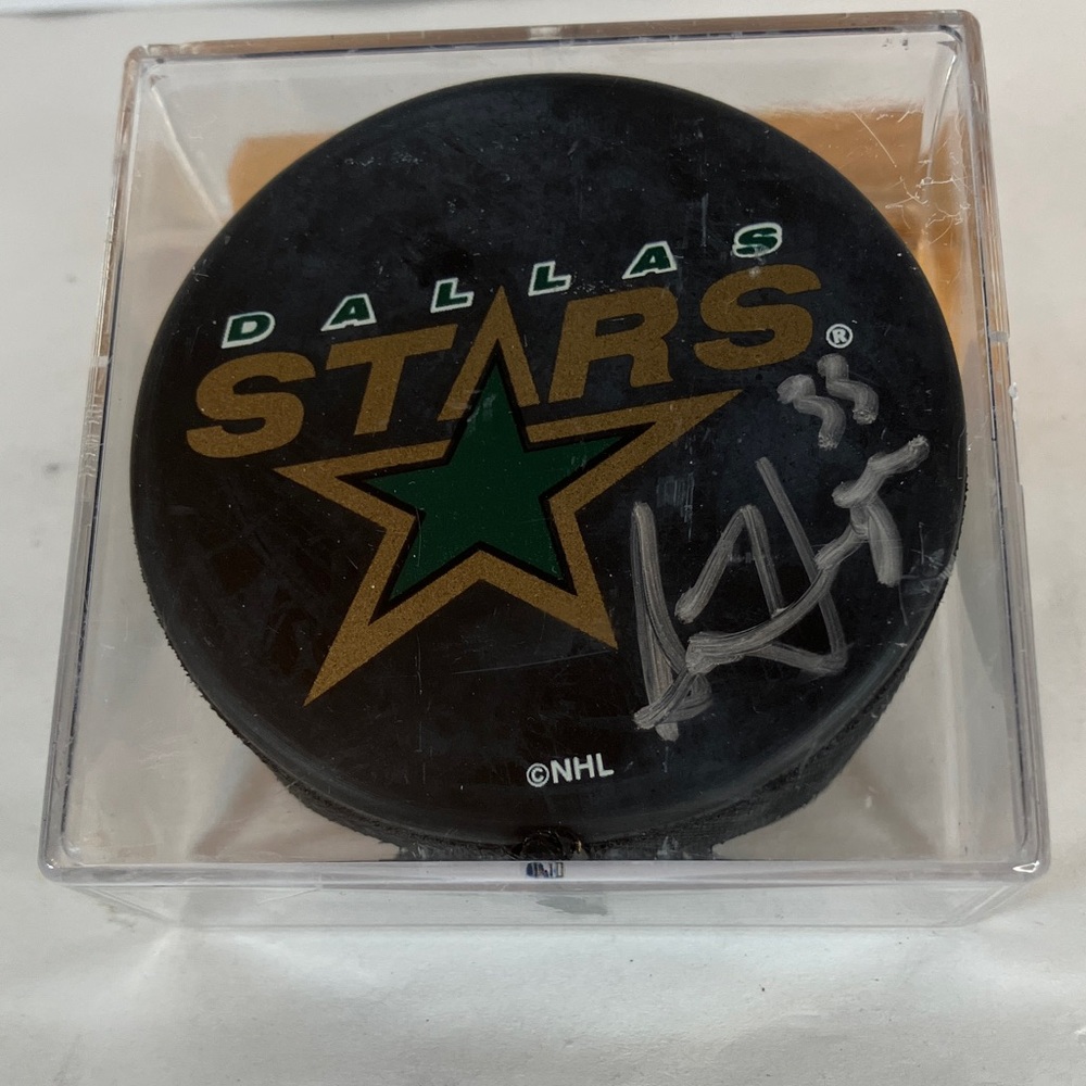 Dallas Stars Benoit Hogue 33 Signed Hockey Puck 1999 Era Acrylic Case –No COA